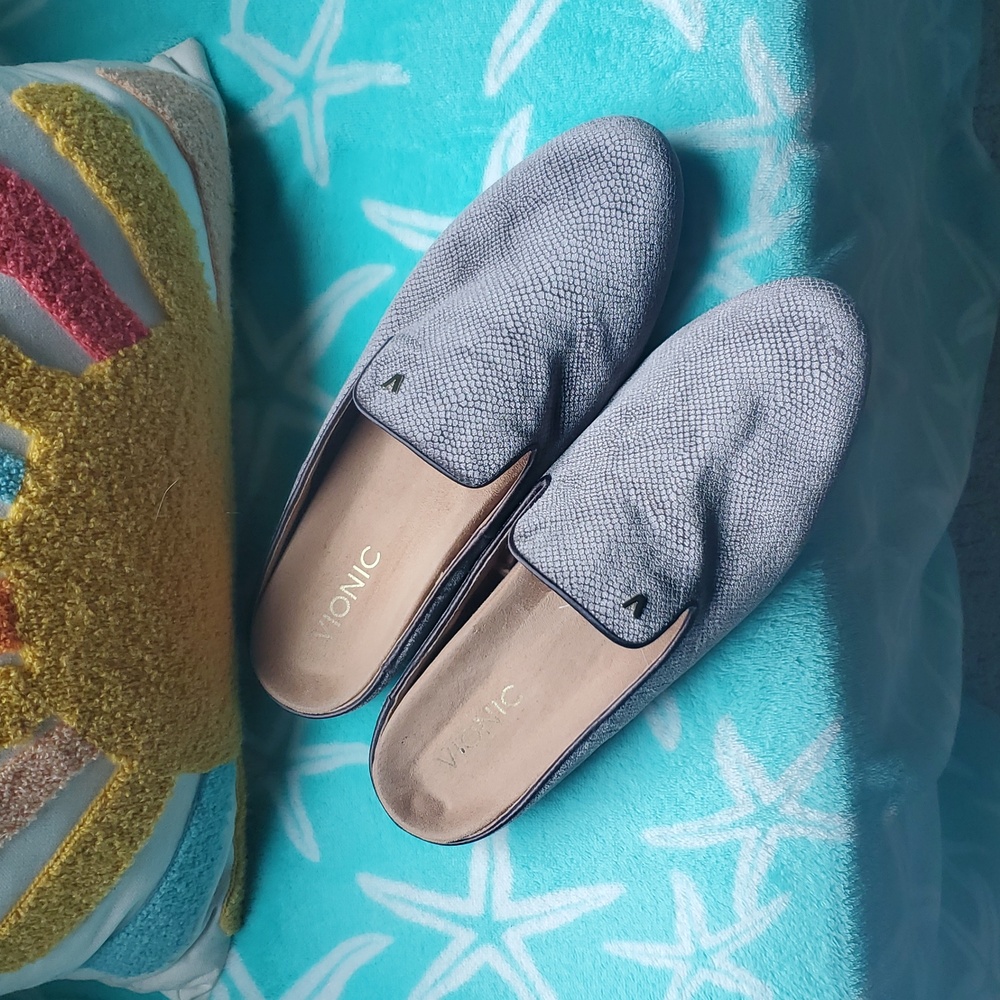 Vionic Women’s Slip-On Mules in Light Gray